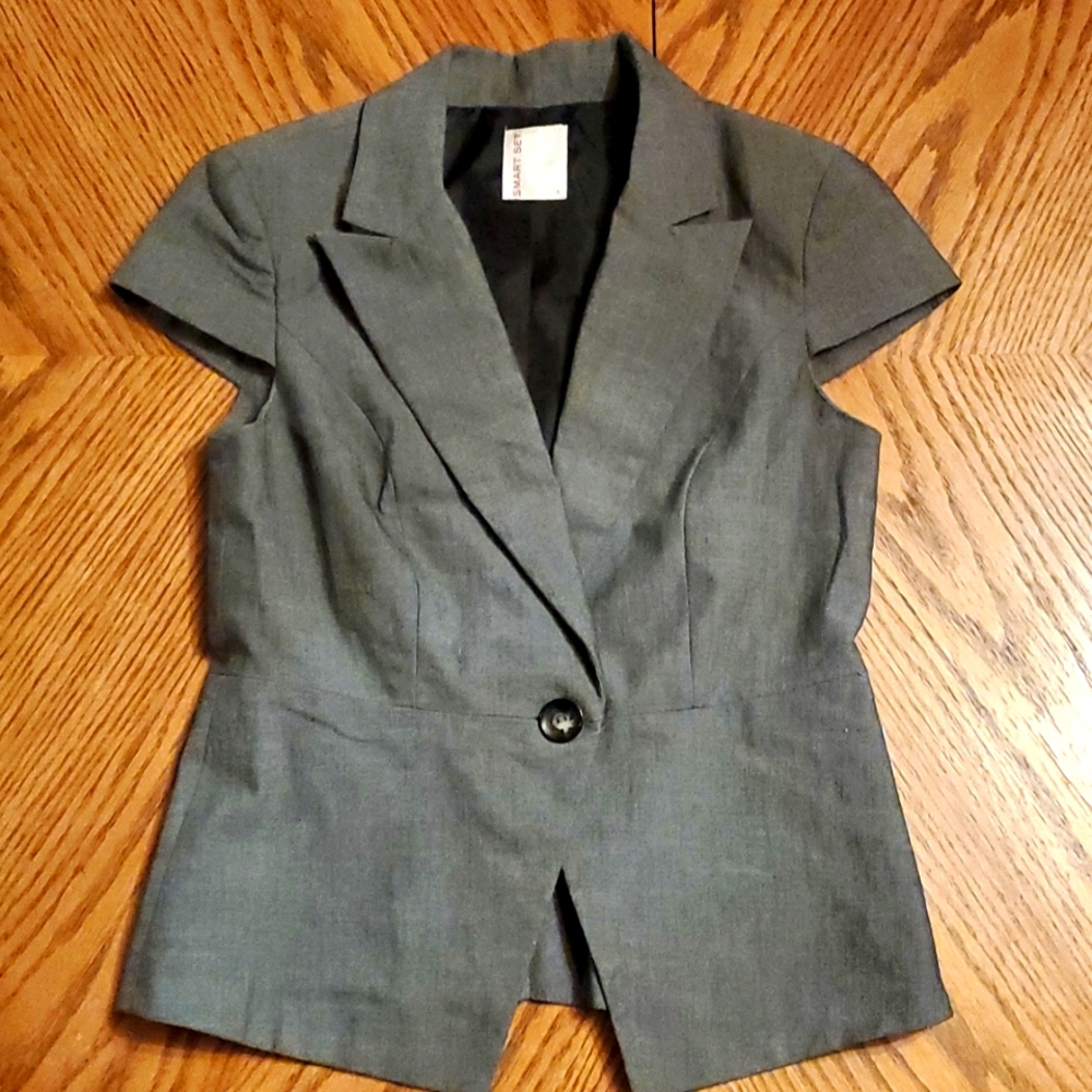 Grey short-sleeved blazer